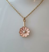 Guldfärgat halsband med en rosa blomma, blomberlock / charm