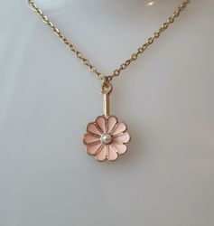 Guldfärgat halsband med en rosa blomma, blomberlock / charm