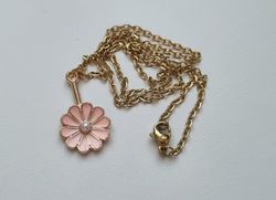 Guldfärgat halsband med en rosa blomma, blomberlock / charm