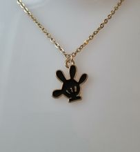 Guldfärgat halsband med en svart hand, berlock / charm