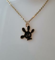 Guldfärgat halsband med en svart hand, berlock / charm