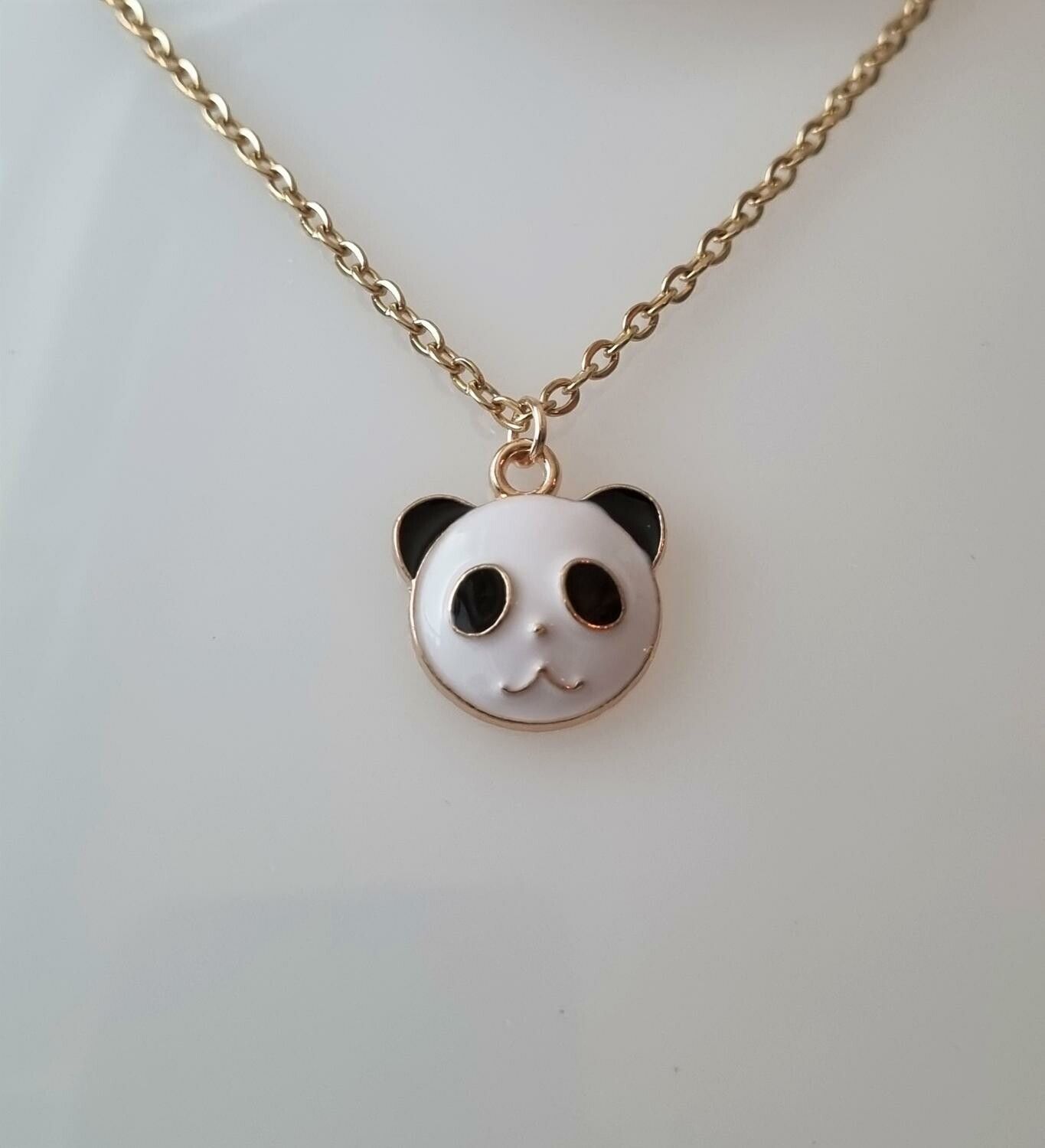 Guldfärgat halsband med en panda, berlock / charm