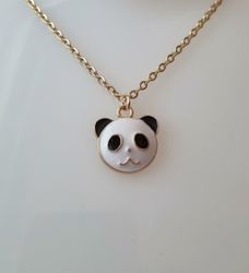 Guldfärgat halsband med en panda, berlock / charm