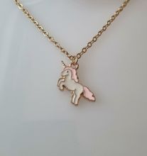 Guldfärgat halsband med en rosa enhörning, berlock / charm