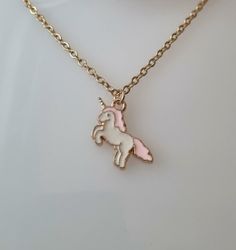Guldfärgat halsband med en rosa enhörning, berlock / charm