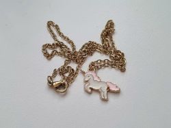Guldfärgat halsband med en rosa enhörning, berlock / charm