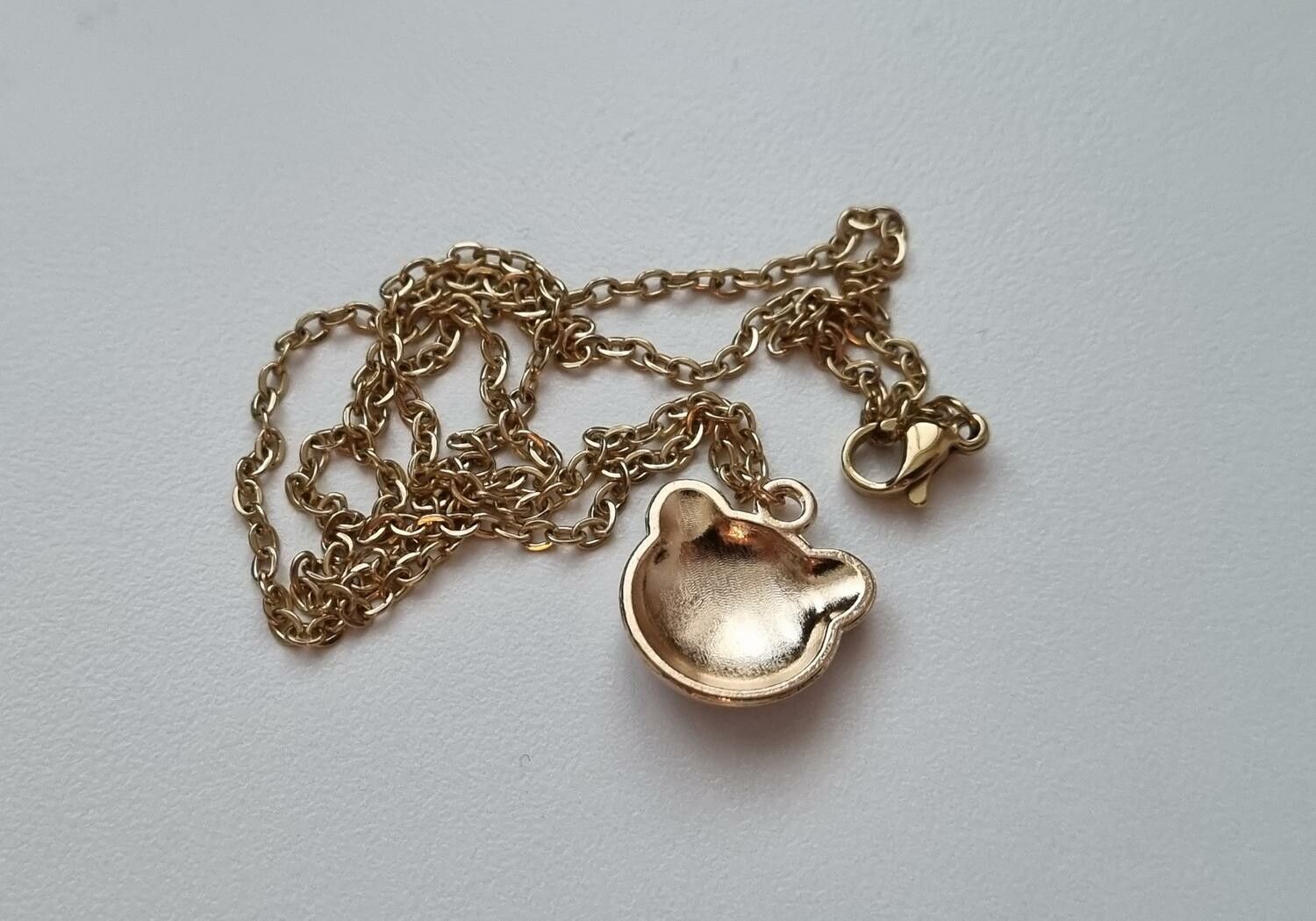 Guldfärgat halsband med en panda, berlock / charm