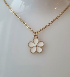 Guldfärgat halsband med en vit blomma, blomberlock / charm