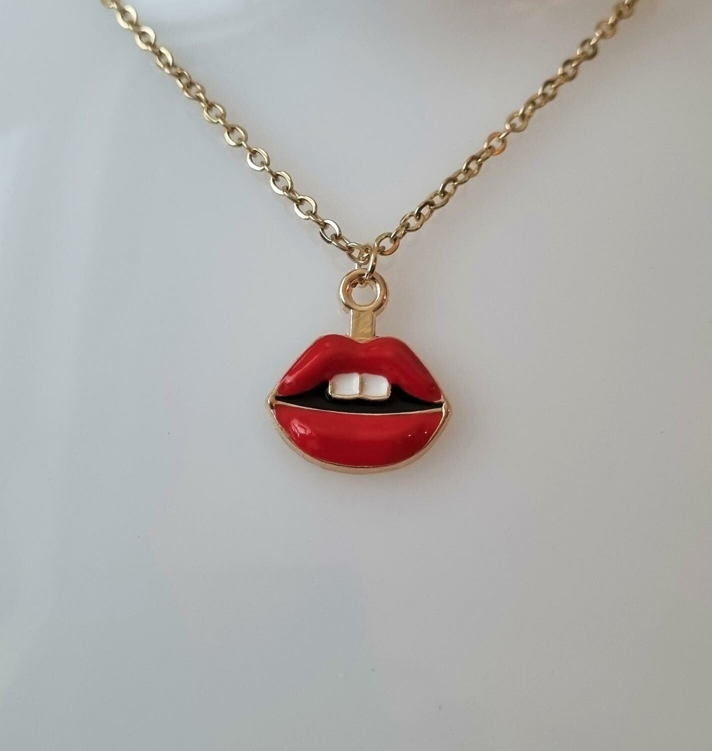 Guldfärgat halsband med röda läppar,, berlock / charm