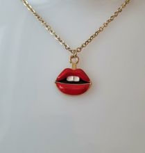 Guldfärgat halsband med röda läppar,, berlock / charm