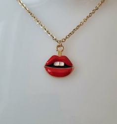 Guldfärgat halsband med röda läppar,, berlock / charm