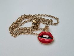 Guldfärgat halsband med röda läppar,, berlock / charm