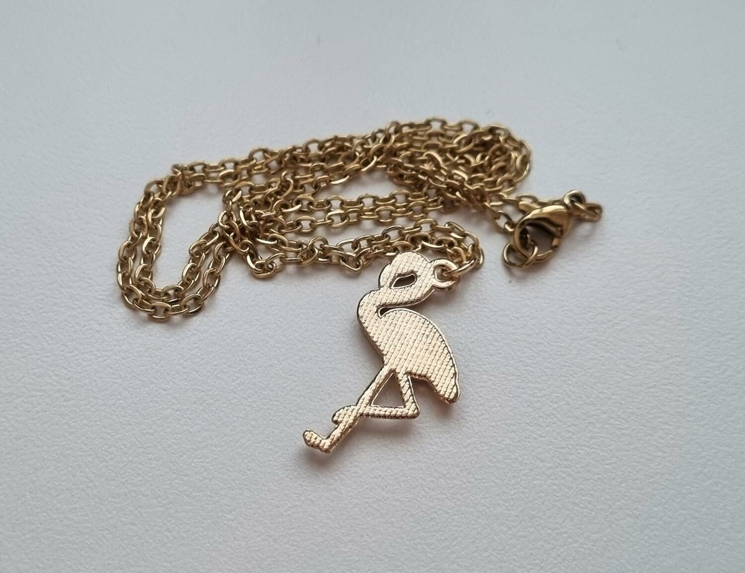 Guldfärgat halsband med en flamingo, berlock / charm