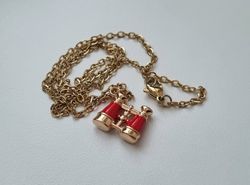 Guldfärgat halsband med kikare, kikarberlocker / charm