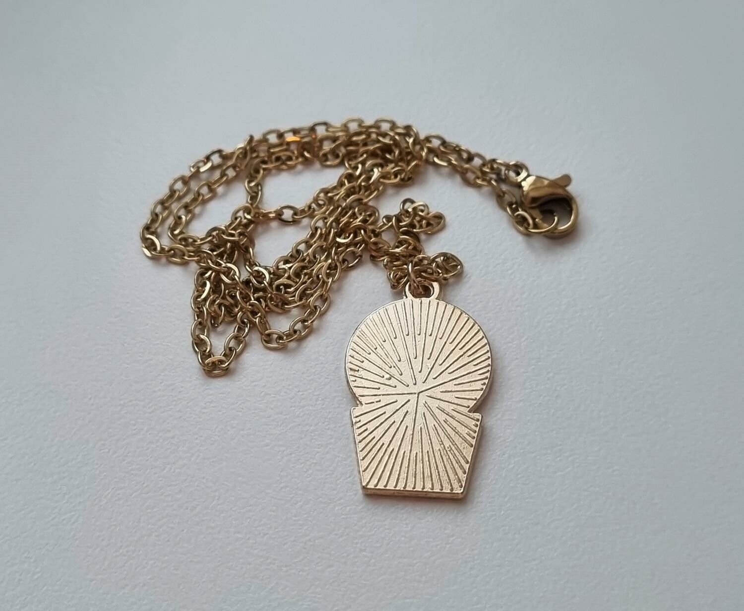 Guldfärgat halsband med en kaktus, kaktusberlock / charm
