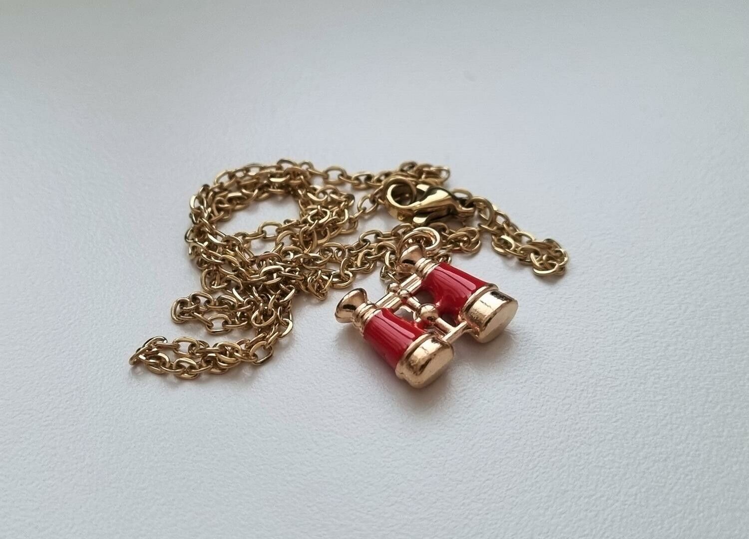 Guldfärgat halsband med kikare, kikarberlocker / charm