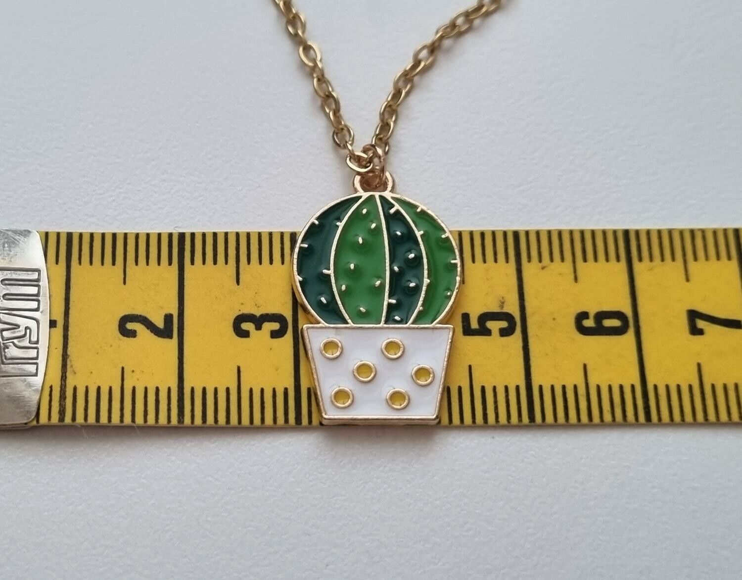 Guldfärgat halsband med en kaktus, kaktusberlock / charm
