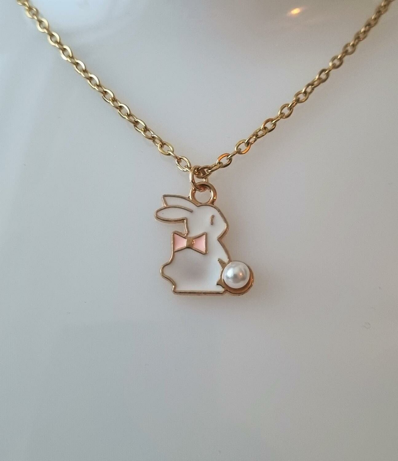 Guldfärgat halsband med en vit kanin, kaninberlock / charm