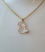 Guldfärgat halsband med en vit kanin, kaninberlock / charm