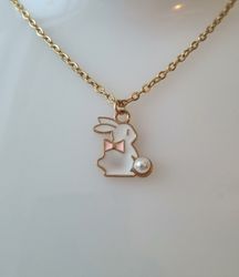 Guldfärgat halsband med en vit kanin, kaninberlock / charm