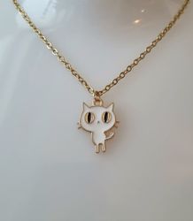 Guldfärgat halsband med en vit katt som berlock / charm