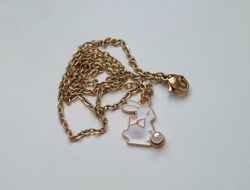 Guldfärgat halsband med en vit kanin, kaninberlock / charm