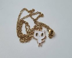 Guldfärgat halsband med en vit katt som berlock / charm