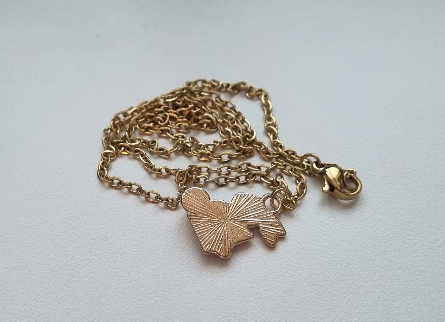 Guldfärgat halsband med en vit kanin, kaninberlock / charm
