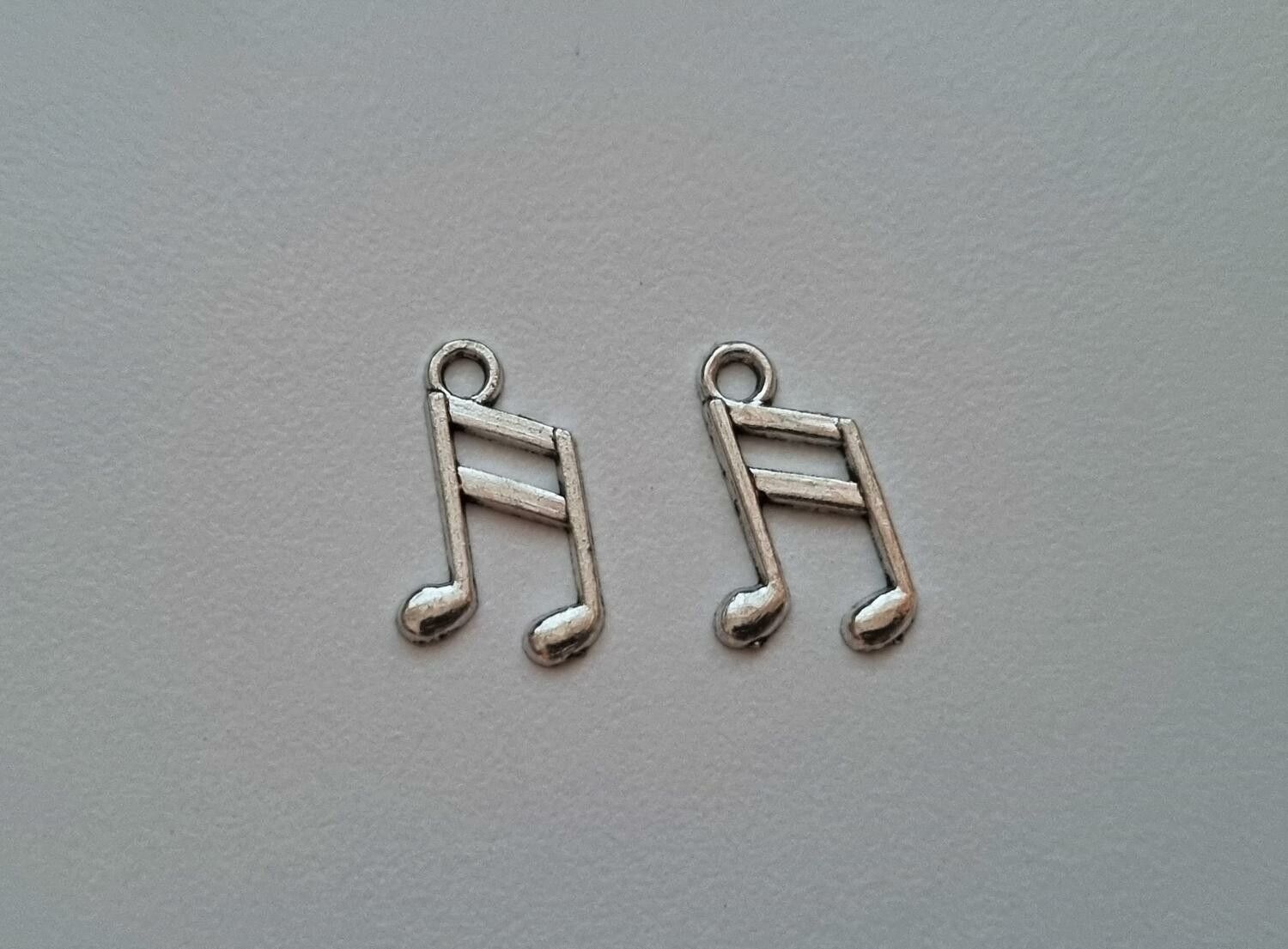 2 st silverfärgade musiknoter, noter. Hängen / berlocker