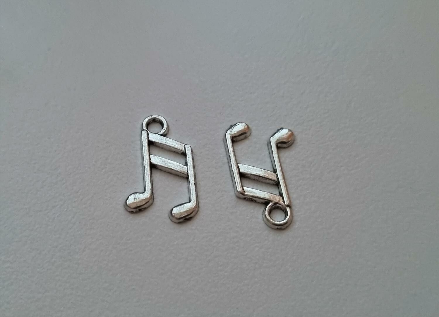 2 st silverfärgade musiknoter, noter. Hängen / berlocker