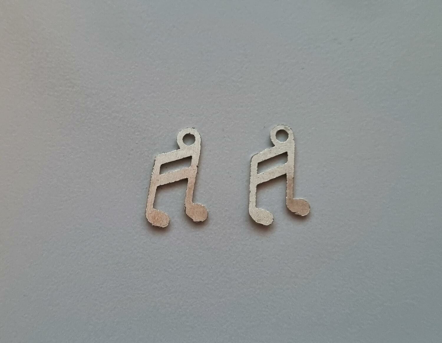 2 st silverfärgade musiknoter, noter. Hängen / berlocker
