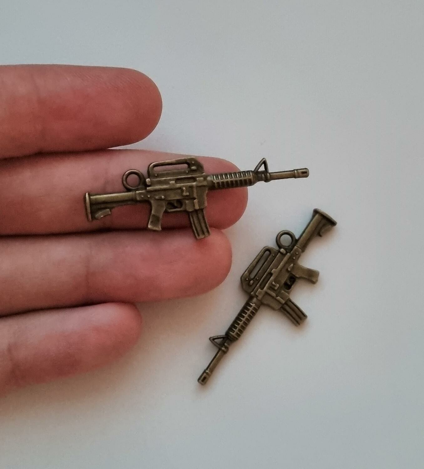 2 st bronsfärgade automatkarbiner, Hängen / berlocker