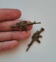 2 st bronsfärgade automatkarbiner, Hängen / berlocker
