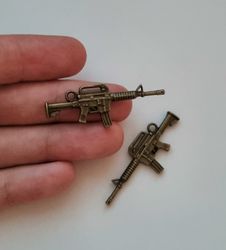 2 st bronsfärgade automatkarbiner, Hängen / berlocker