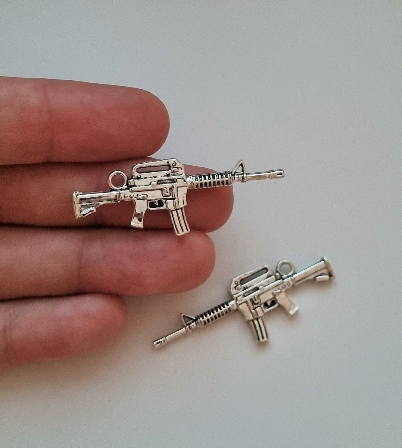 2 st silverfärgade automatkarbiner, Hängen / berlocker