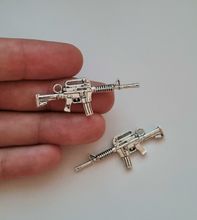 2 st silverfärgade automatkarbiner, Hängen / berlocker