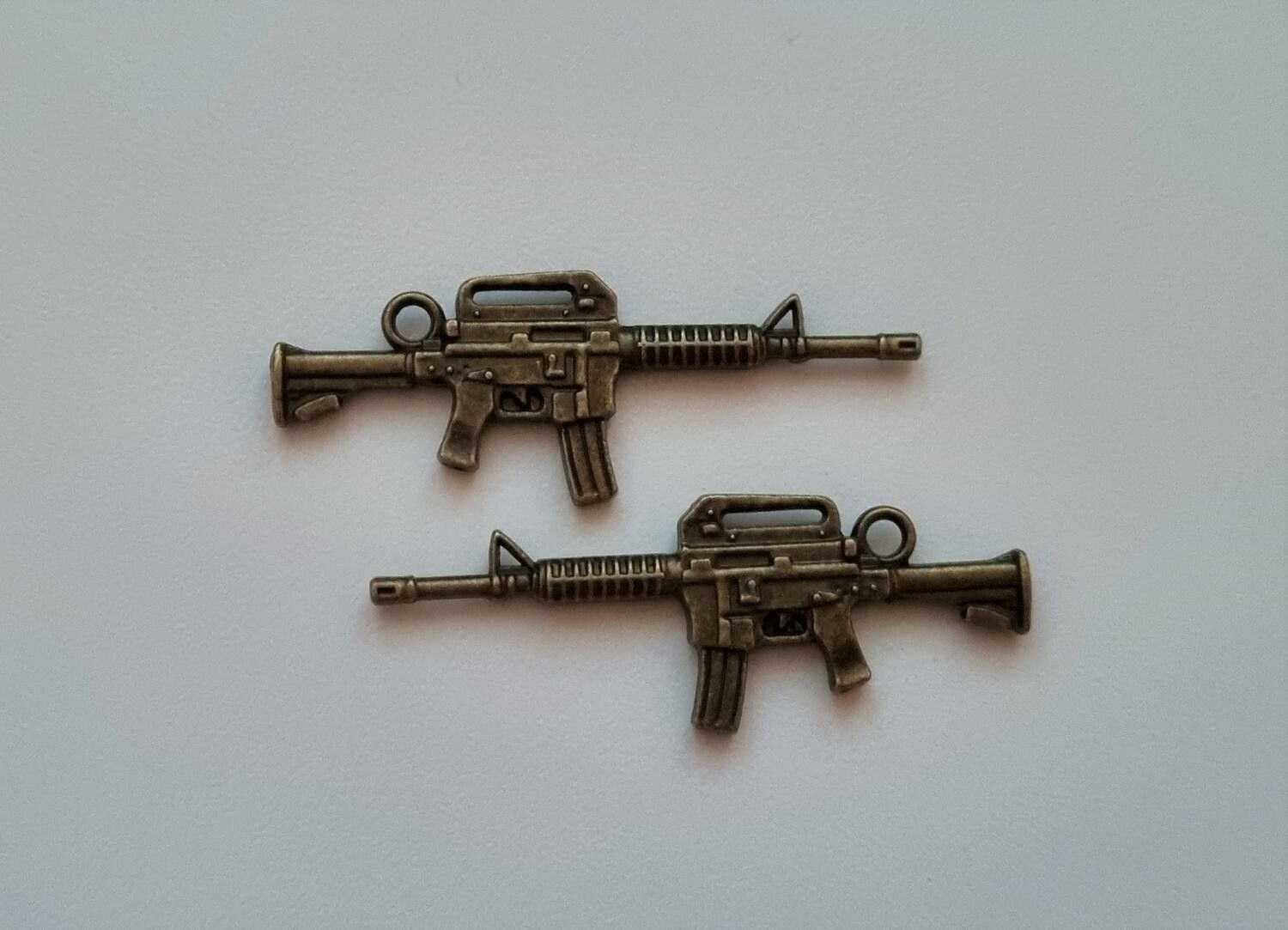 2 st bronsfärgade automatkarbiner, Hängen / berlocker