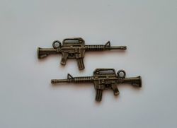2 st bronsfärgade automatkarbiner, Hängen / berlocker