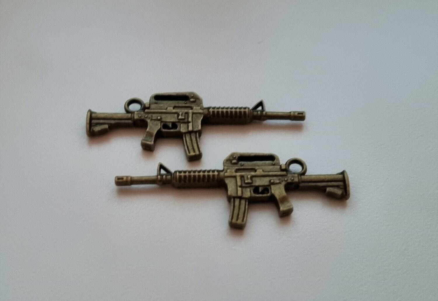 2 st bronsfärgade automatkarbiner, Hängen / berlocker