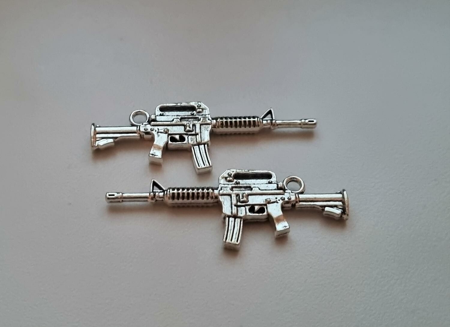2 st silverfärgade automatkarbiner, Hängen / berlocker