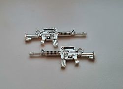 2 st silverfärgade automatkarbiner, Hängen / berlocker