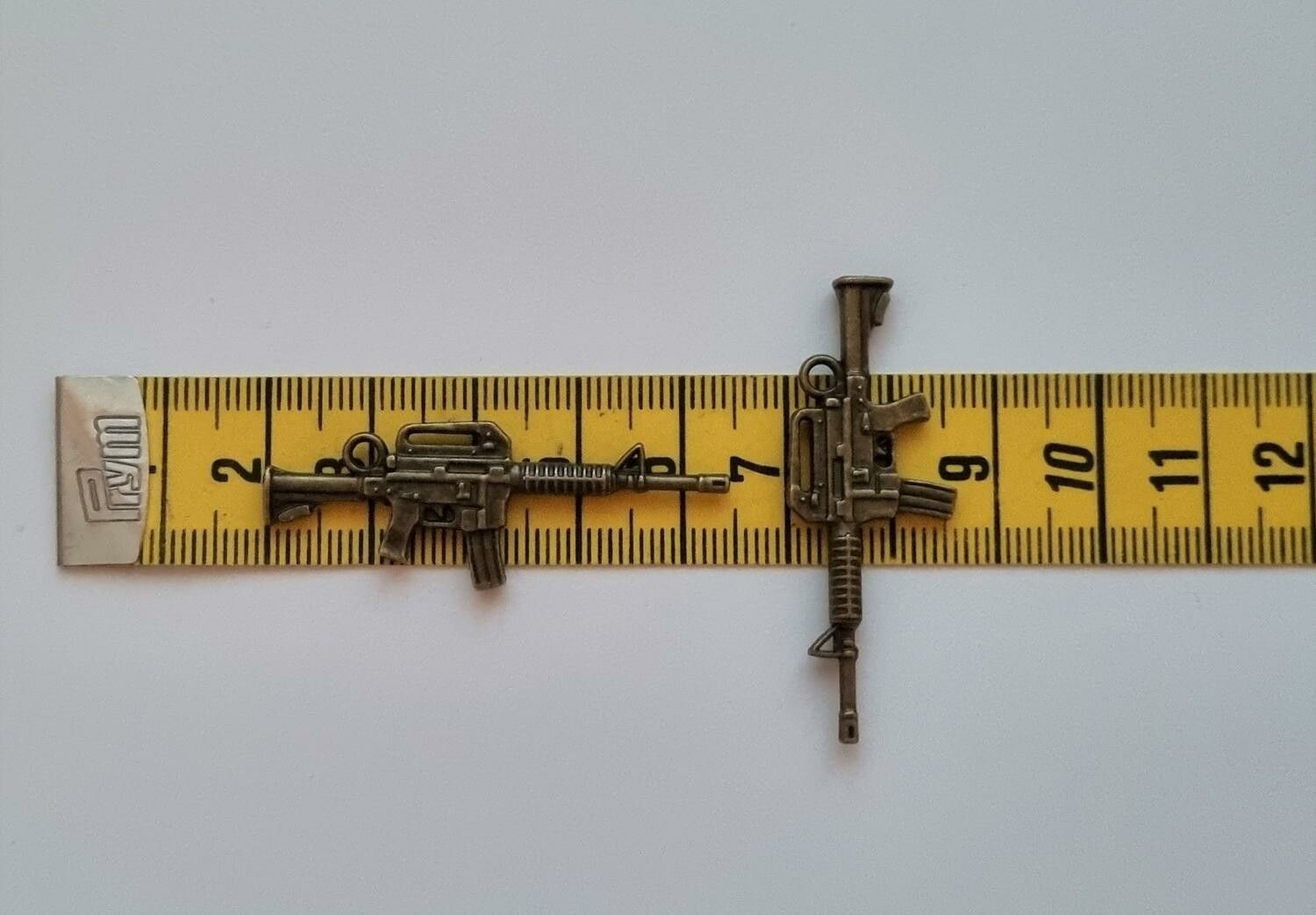 2 st bronsfärgade automatkarbiner, Hängen / berlocker