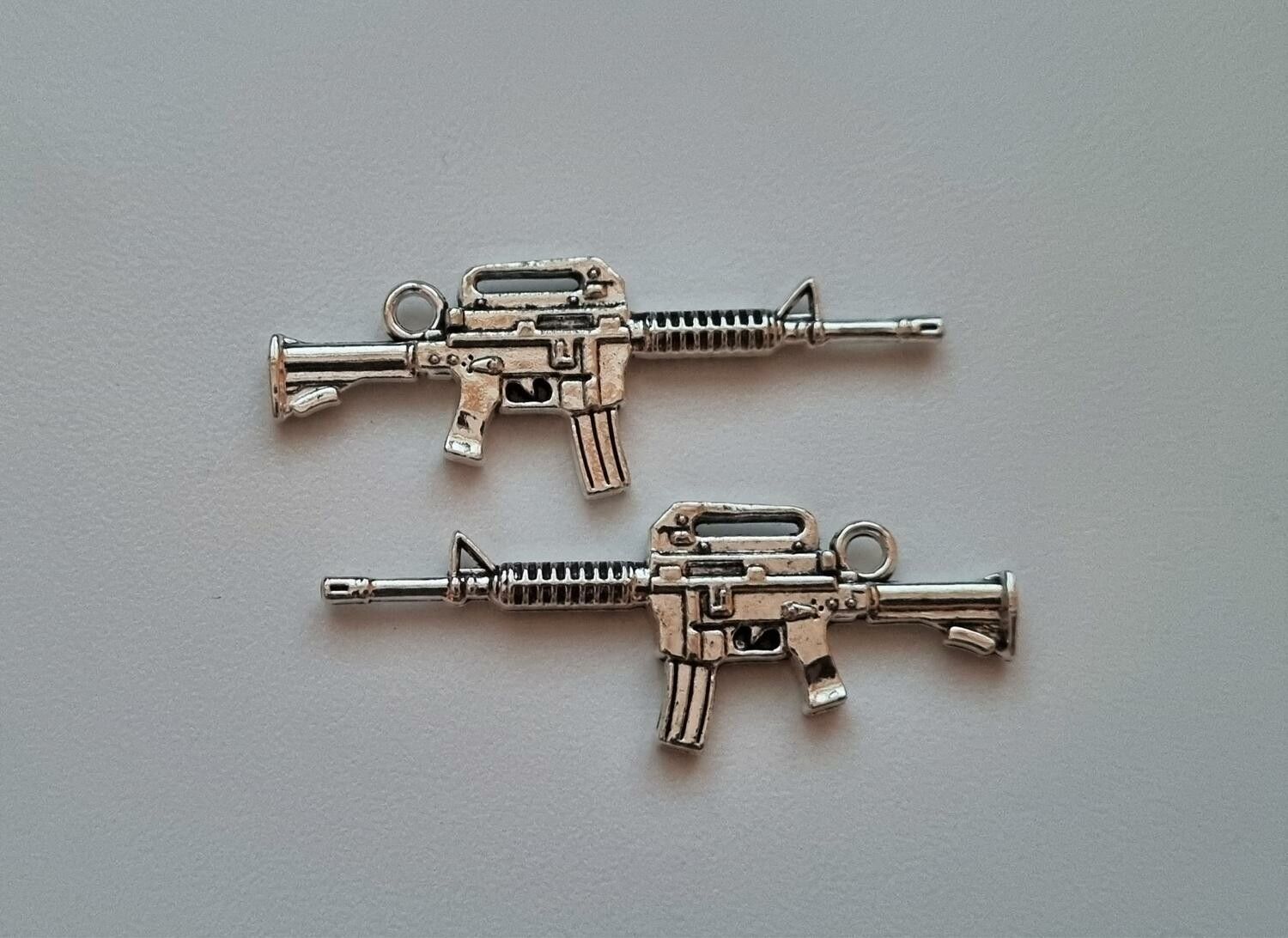 2 st silverfärgade automatkarbiner, Hängen / berlocker