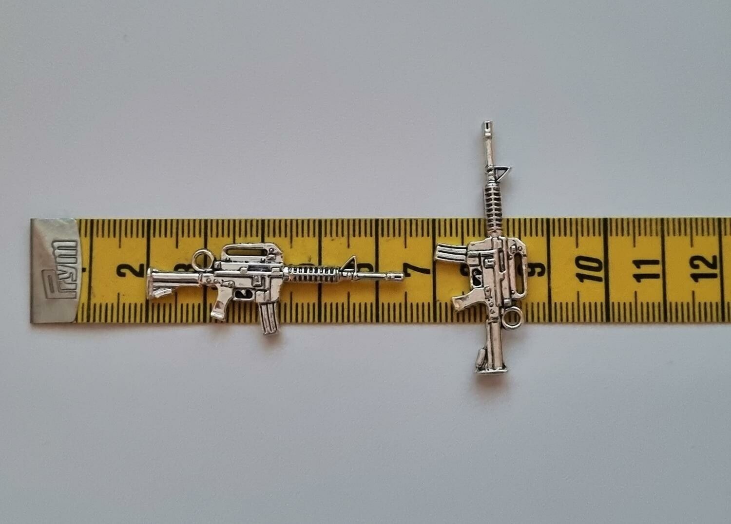 2 st silverfärgade automatkarbiner, Hängen / berlocker