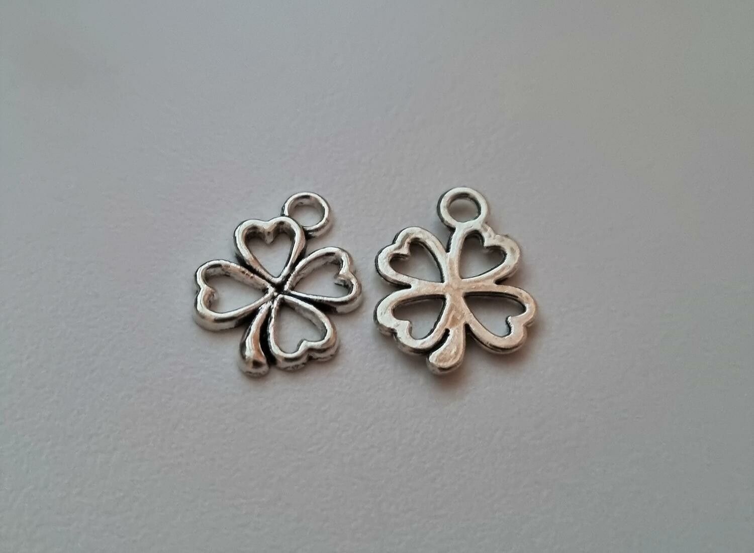 2 st fyrklöver i antiksilverfärg, Hängen / berlocker