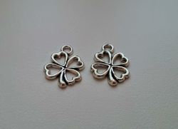 2 st fyrklöver i antiksilverfärg, Hängen / berlocker