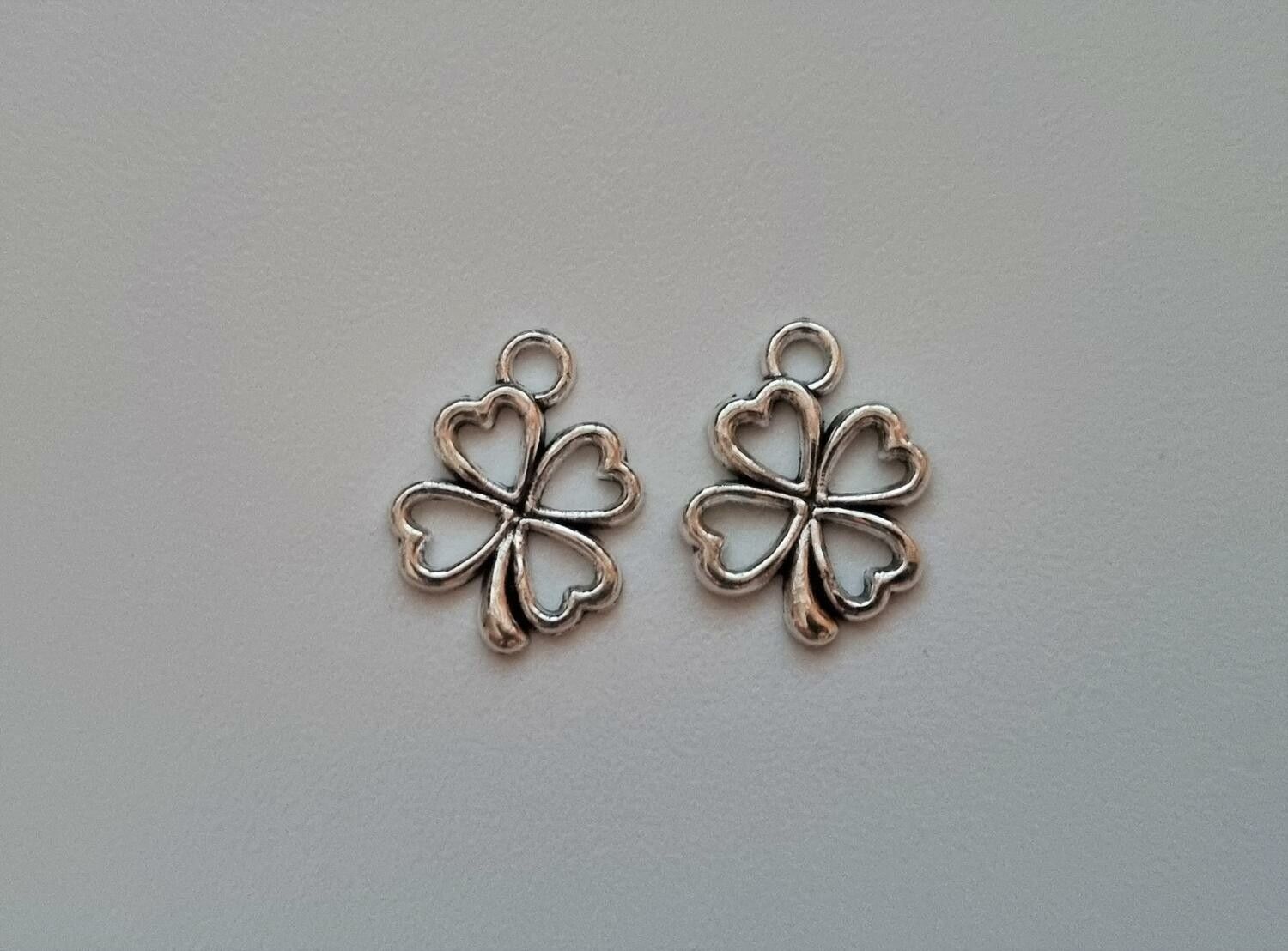 2 st fyrklöver i antiksilverfärg, Hängen / berlocker