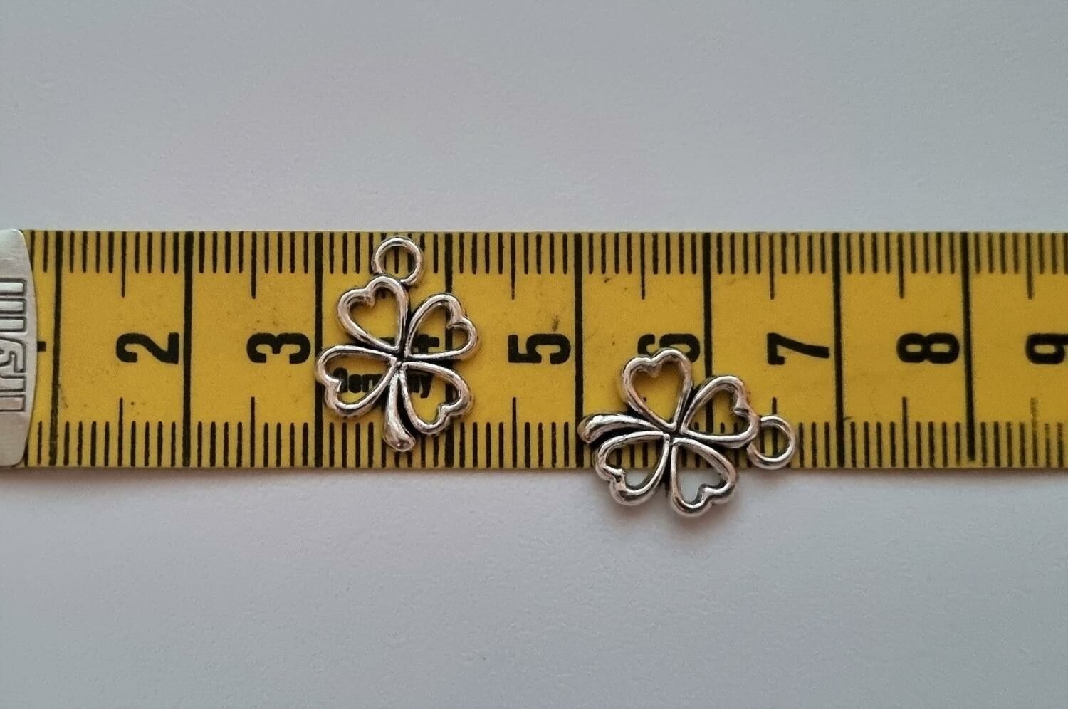 2 st fyrklöver i antiksilverfärg, Hängen / berlocker