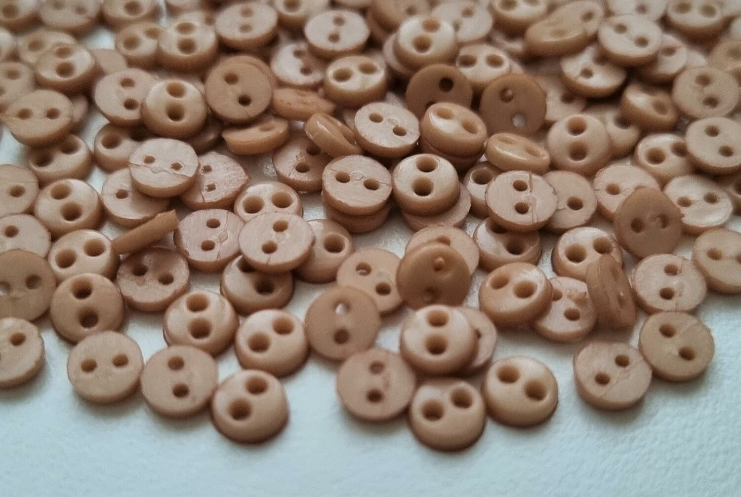 30 st beiga knappar / dockknappar miniatyrer (4 mm)