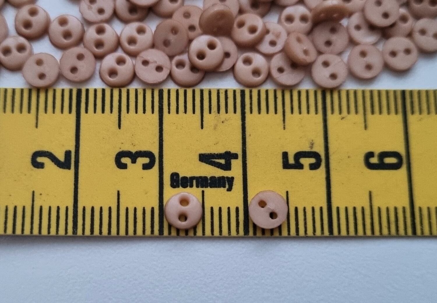 30 st beiga knappar / dockknappar miniatyrer (4 mm)